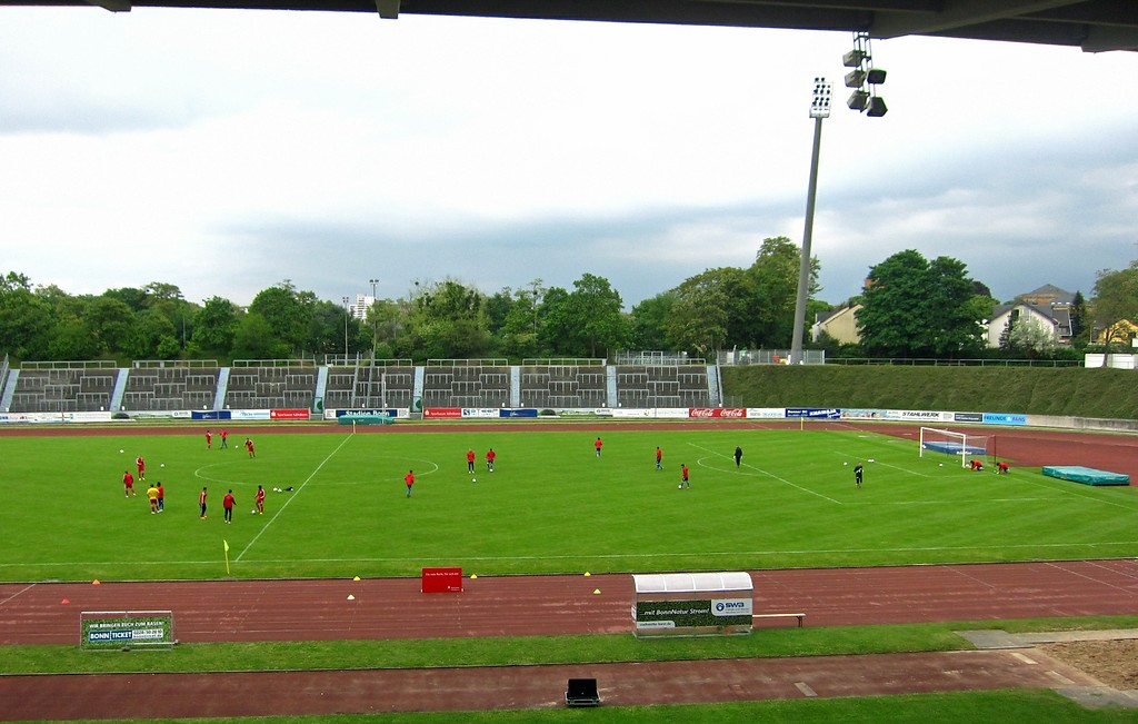 Südlicher Teil des Sportstadions im Bonner Sportpark Nord von der Westtribüne aus gesehen (2014)