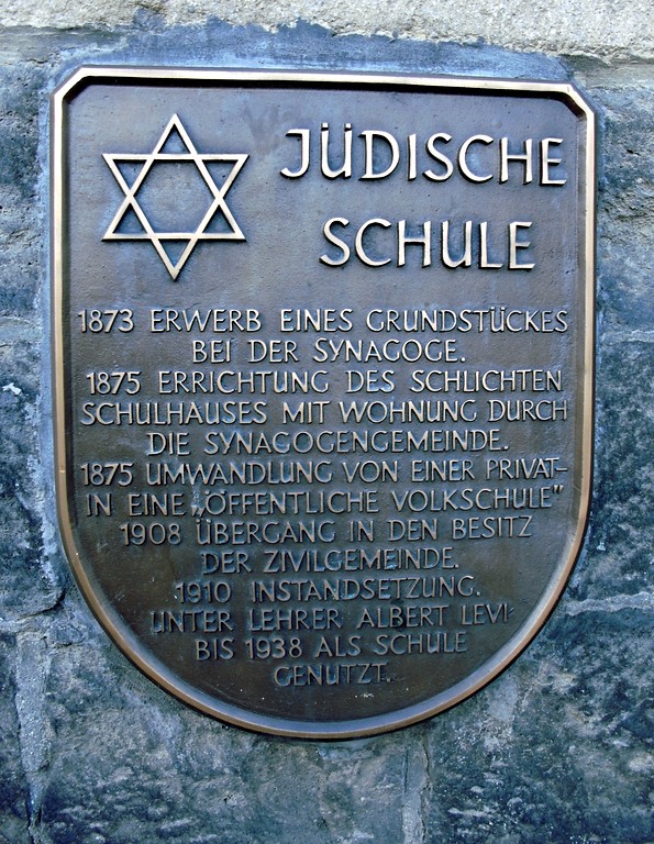 Hinweistafel zur 1873 nahe der vormaligen Synagoge errichteten jüdischen Schule "im Entenpfuhl" in Mayen (2013).