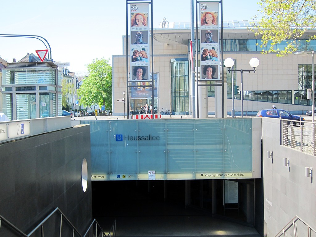 Der Zugang zur U-Bahn-Haltestelle Heussallee und zum über diese erreichbaren Haus der Geschichte im Bonner Regierungsviertel (2015).
