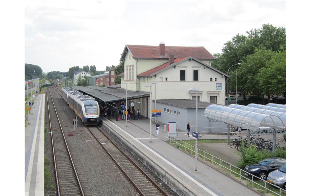 Bahnhof Kleve (2014). Gleisseite mit Triebwagen VT 648 423 Richtung Düsseldorf