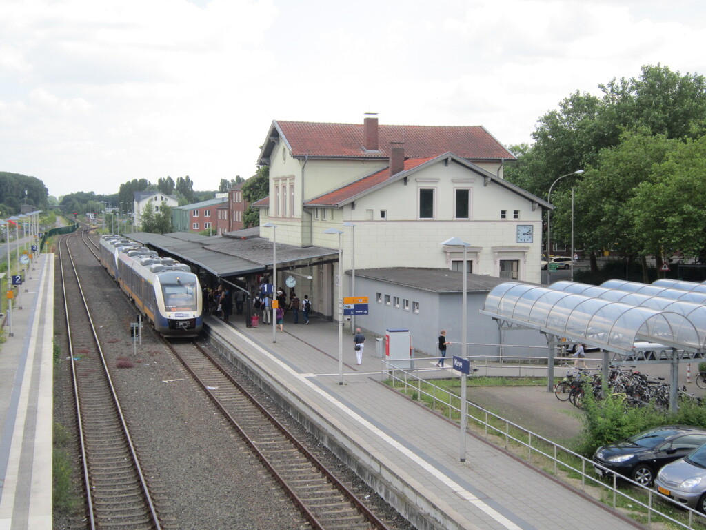 Bahnhof Kleve (2014). Gleisseite mit Triebwagen VT 648 423 Richtung Düsseldorf