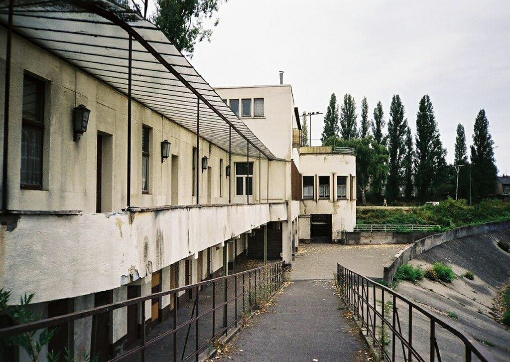 Im Verfall befindliche Gebäude und Anlagen des Poststadions Bonn (1990/2000er-Jahre).