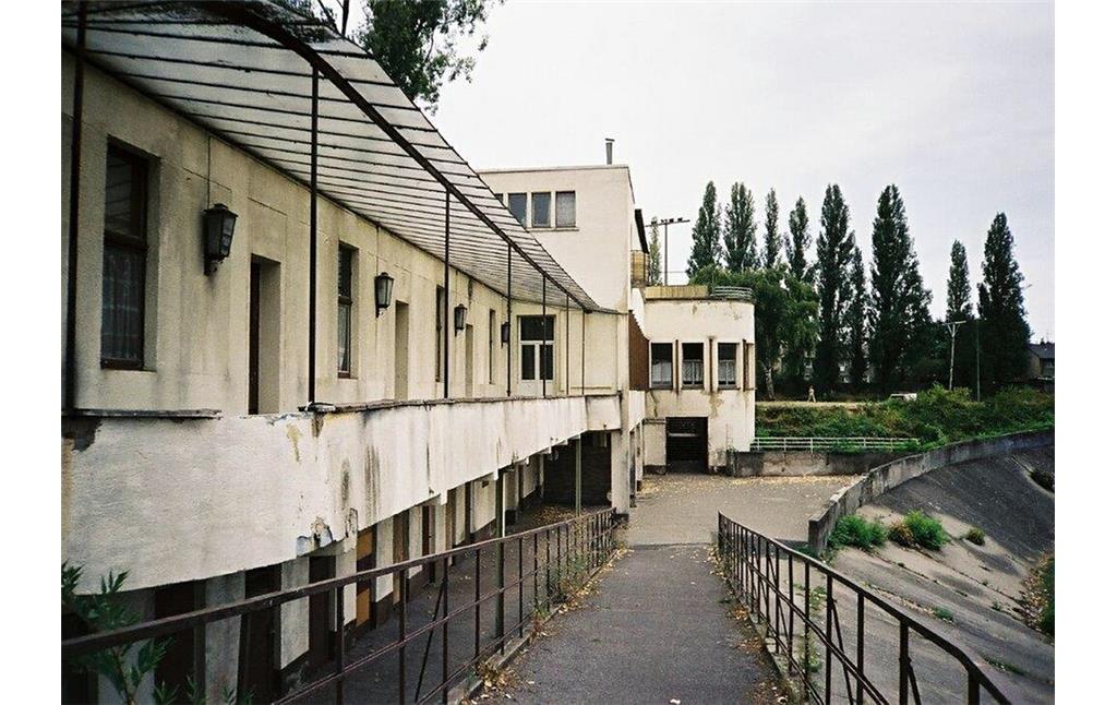 Im Verfall befindliche Gebäude und Anlagen des Poststadions Bonn (1990/2000er-Jahre).