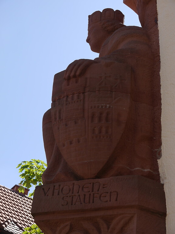 Blick auf die Außenskulptur Friedrichs II. am Rathaus in Annweiler am Trifels (2020)