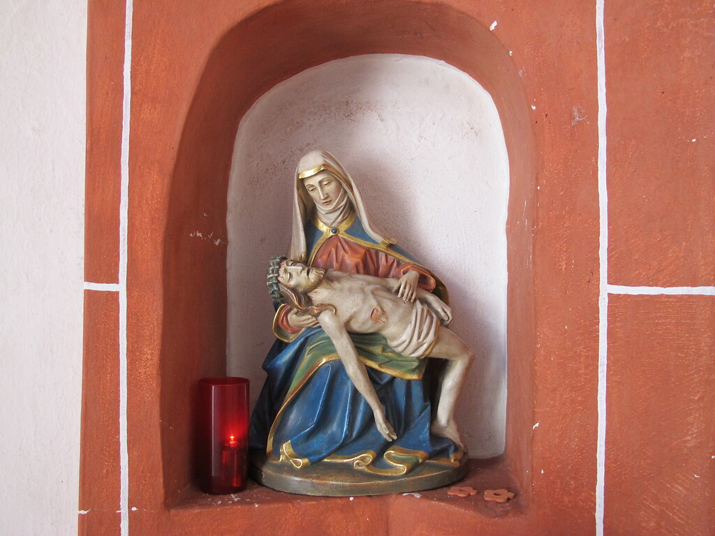 Skulptur der Gottesmutter mit dem gestorbenen Christus auf ihrem Schoß (2022)