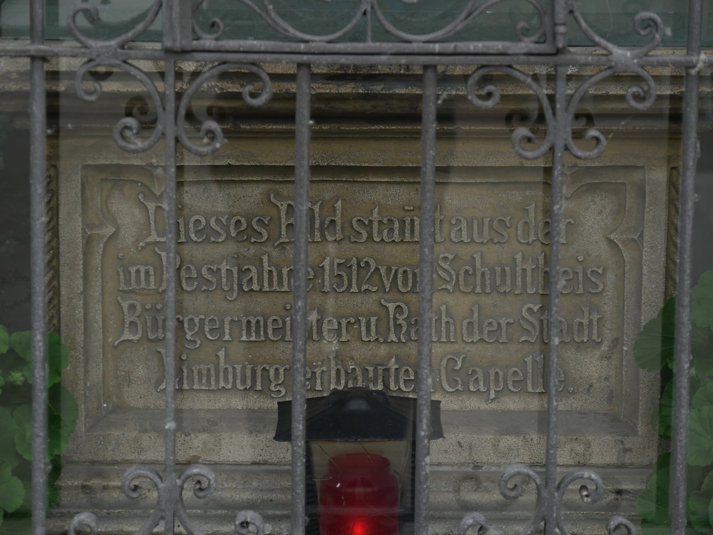 Inschrift unter der Marienfigur an der Nordseite der Alten Lahnbrücke Limburg (2017)