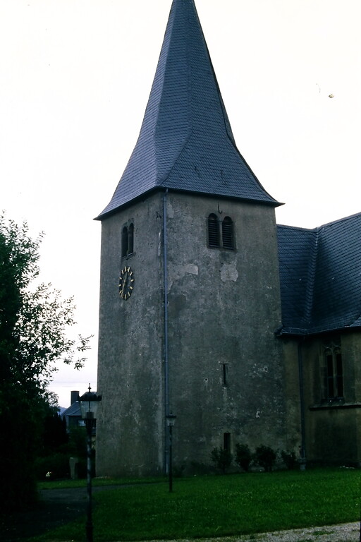 Durch zahlreiche Risse im Bruchsteinmauerwerk beschädigter Glockenturm der Wallfahrtskirche Berglicht (Sommer 2002)
