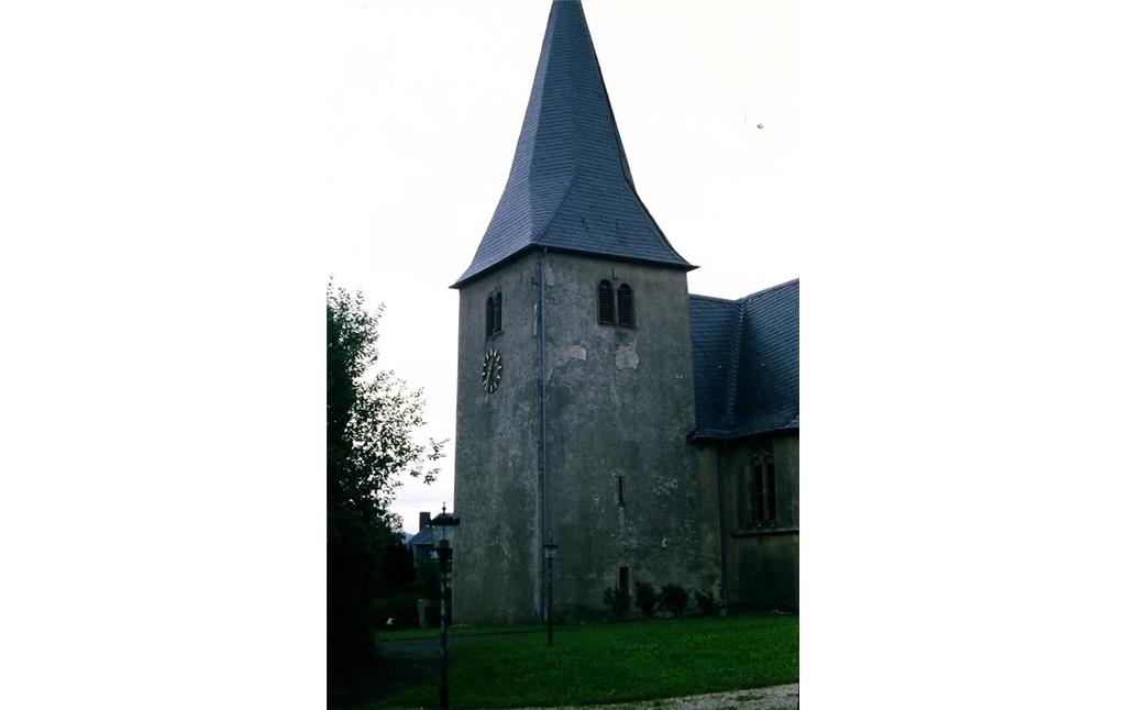 Durch zahlreiche Risse im Bruchsteinmauerwerk beschädigter Glockenturm der Wallfahrtskirche Berglicht (Sommer 2002)