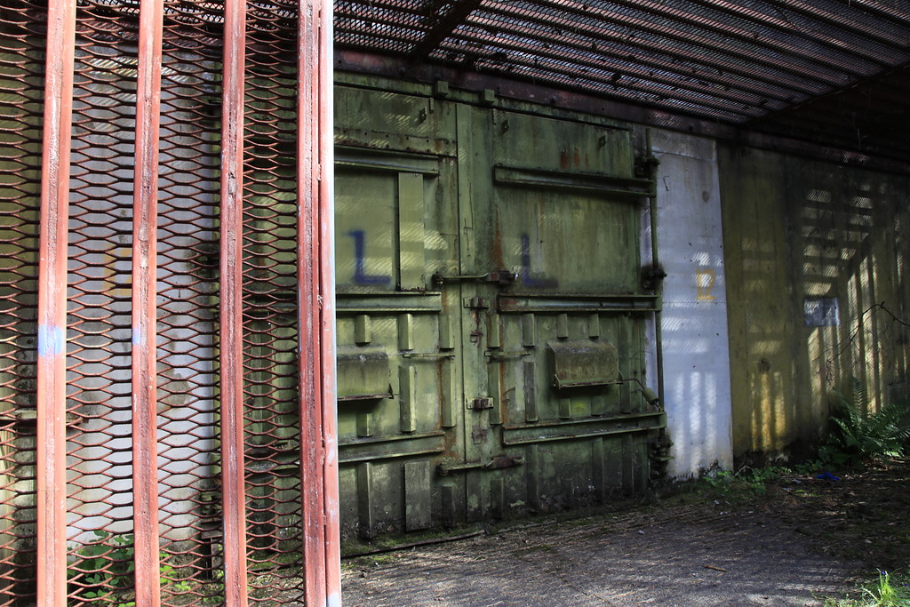 Verschlossenes Tor auf dem Gelände des ehemailgen US-Sonderwaffenlagers Area One in Fischbach bei Dahn (2018).