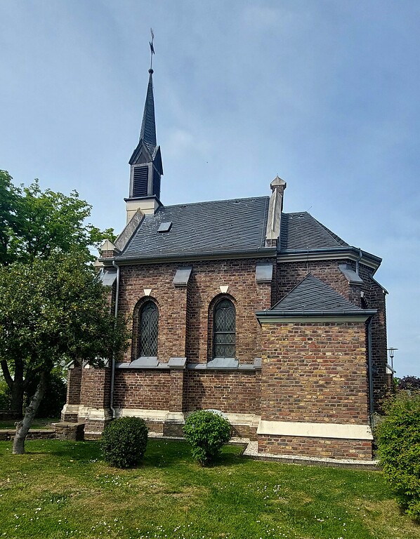 Die neugotische Backsteinkapelle St. Hubertus im vom Rheinbacher Stadtwald umschlossenen Örtchen Todenfeld (2022).