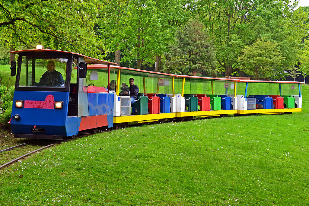 Der Zug "Heimliche Liebe" der zur Bundesgartenschau 1965 eingerichteten Parkbahn im Essener Grugapark (2013).