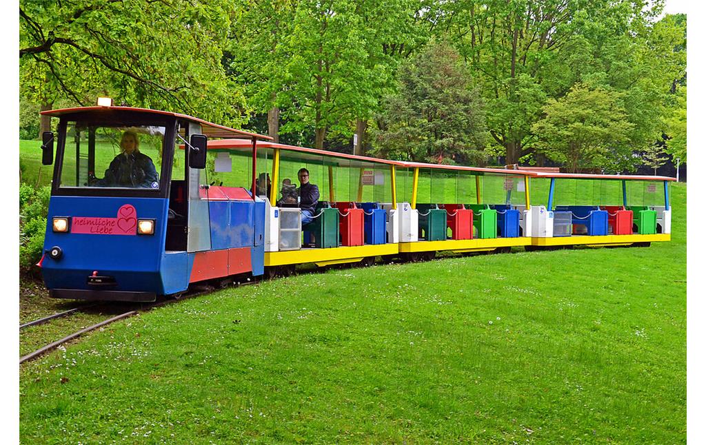Der Zug "Heimliche Liebe" der zur Bundesgartenschau 1965 eingerichteten Parkbahn im Essener Grugapark (2013).