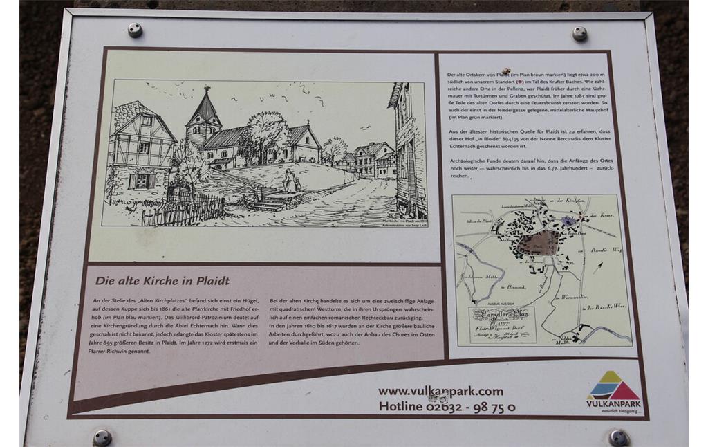 Informationsschild am Alten Kirchplatz in Plaidt, am Standort der ehemaligen Pfarrkirche Sankt Willibrord (2021)