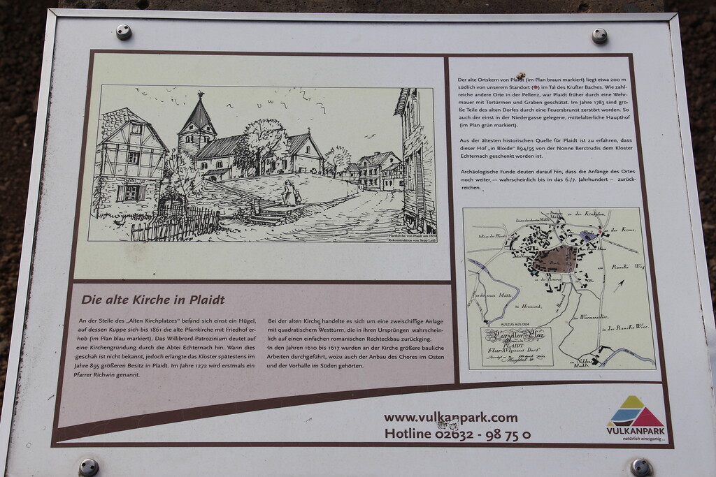 Informationsschild am Alten Kirchplatz in Plaidt, am Standort der ehemaligen Pfarrkirche Sankt Willibrord (2021)
