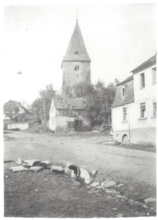Historische Fotografie der Hottenbacher Kirche und des Hauses Hauptstraße 10, auch genannt Haus Allmayer (um 1920)