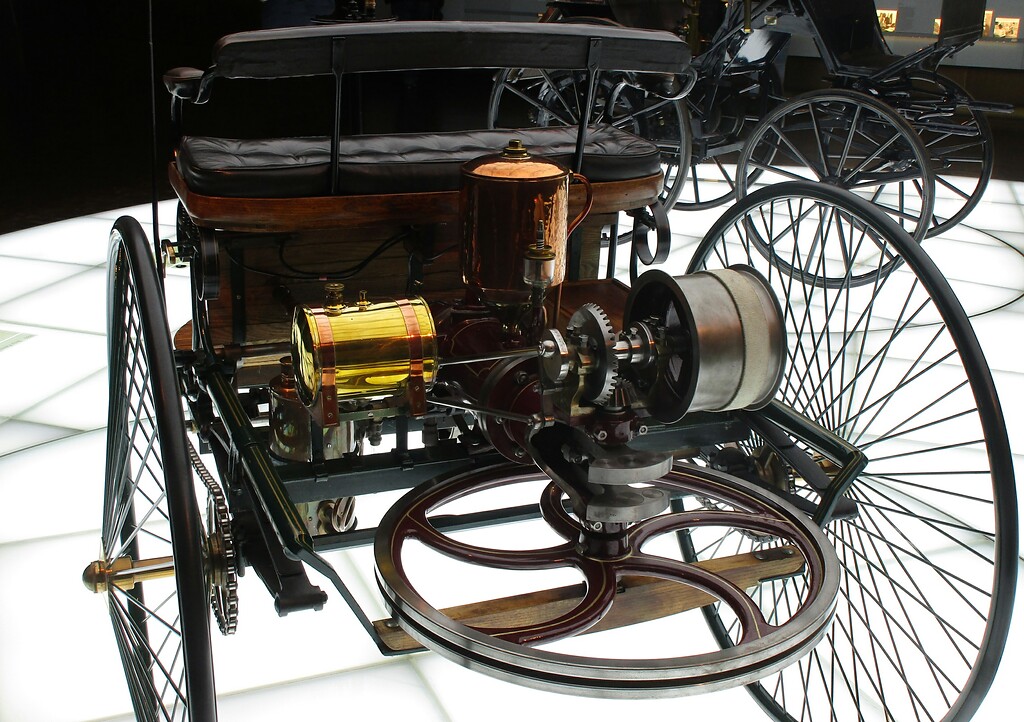 Der "Benz Patent-Motorwagen" von 1886 im Mercedes-Benz Museum Stuttgart (2022). Das dreirädrige "Fahrzeug mit Gasmotorenbetrieb" nach dem Prinzip von N. A. Otto (Ottomotor) gilt als der erste praxistaugliche Kraftwagen der Welt.