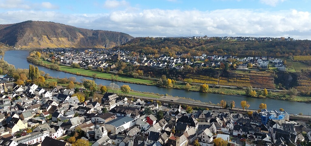 Blick von der Koberner Niederburg aus über Kobern-Gondorf auf Dieblich und Dieblich-Berg im Hintergrund, zwischen den Orten fließt die Mosel (2021).