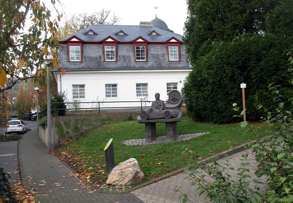Blick auf das Caracciola-Denkmal am Deichweg in Remagen, das an den von hier stammenden Rennfahrer Rudolf Caracciola (1901-1959) erinnert (2020).