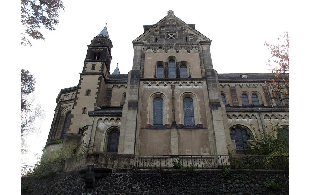 Blick auf die Nordwestseite der katholischen Pfarrkirche St. Peter und Paul in Remagen (2020).