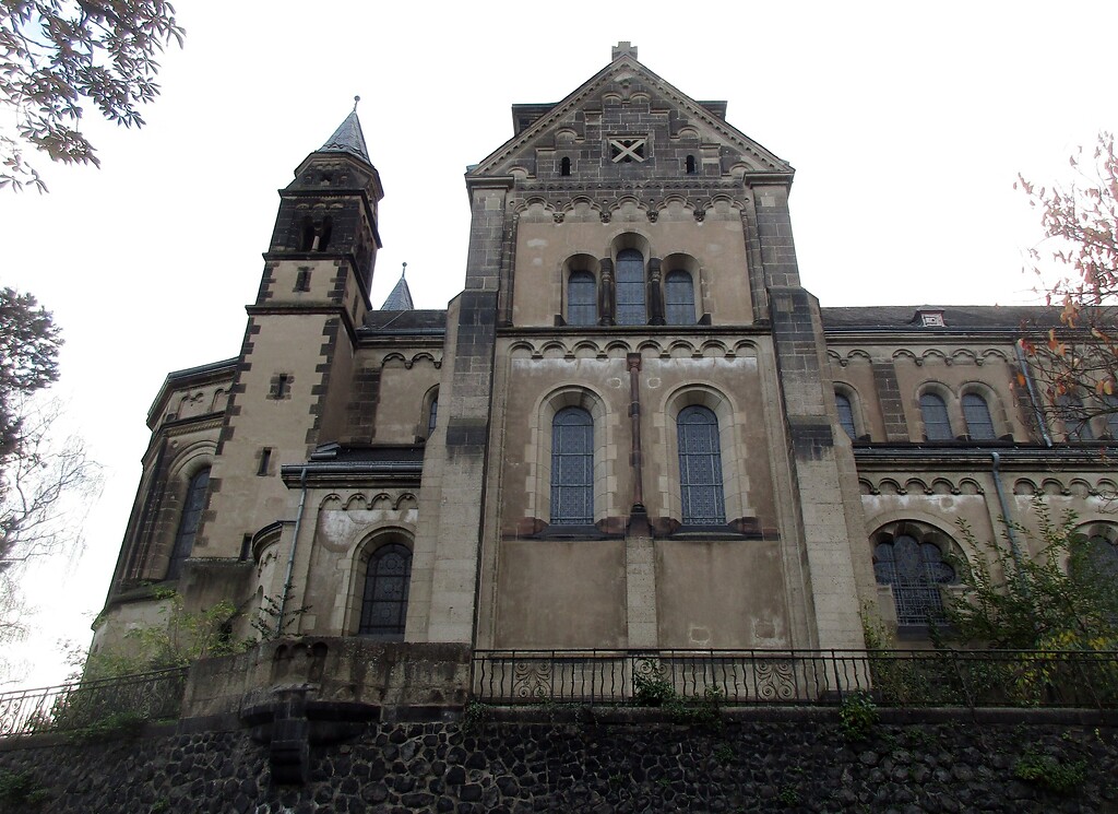 Blick auf die Nordwestseite der katholischen Pfarrkirche St. Peter und Paul in Remagen (2020).