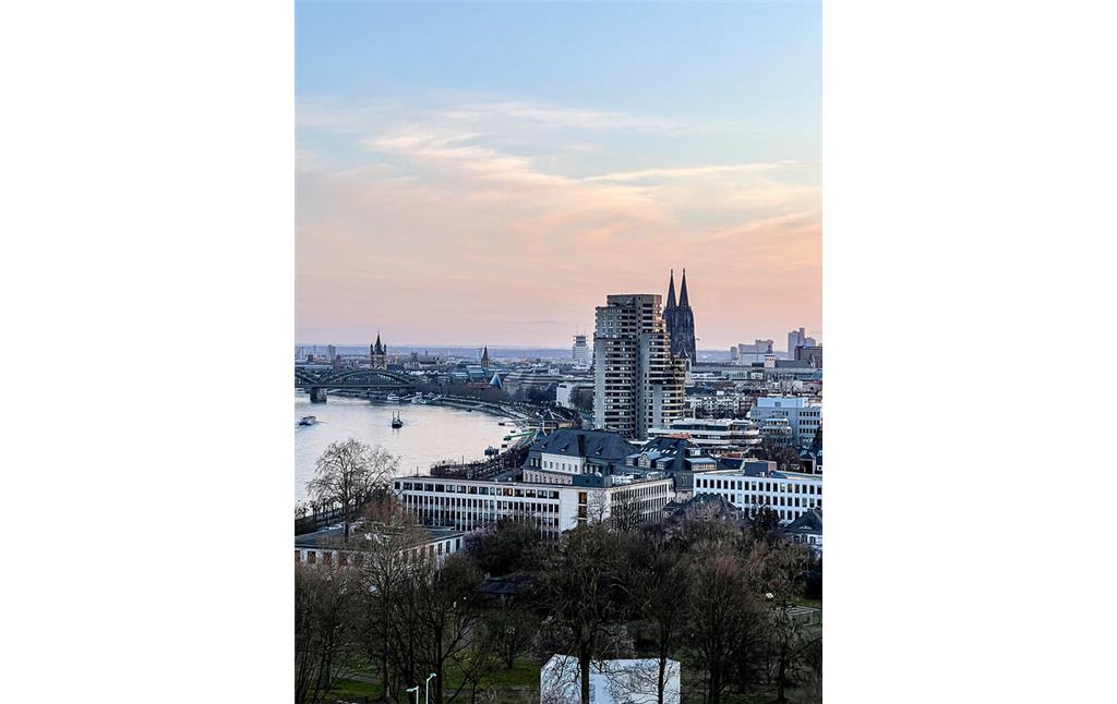 Blick auf Köln-Altstadt-Nord mit dem Kölner Dom, der Hohenzollernbrücke und Groß Sankt Martin als markante Punkte (2022)