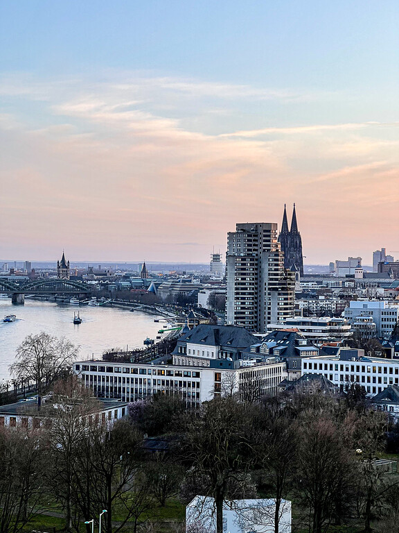 Blick auf Köln-Altstadt-Nord mit dem Kölner Dom, der Hohenzollernbrücke und Groß Sankt Martin als markante Punkte (2022)