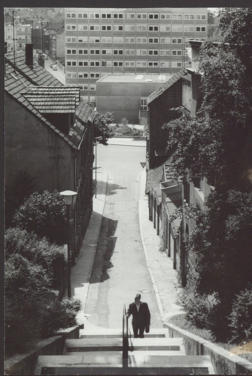 Diese historische Fotografie zeigt den Blick von der Treppe auf die Kaffeegasse, die in die Schäferstraße mündet (um 1960)
