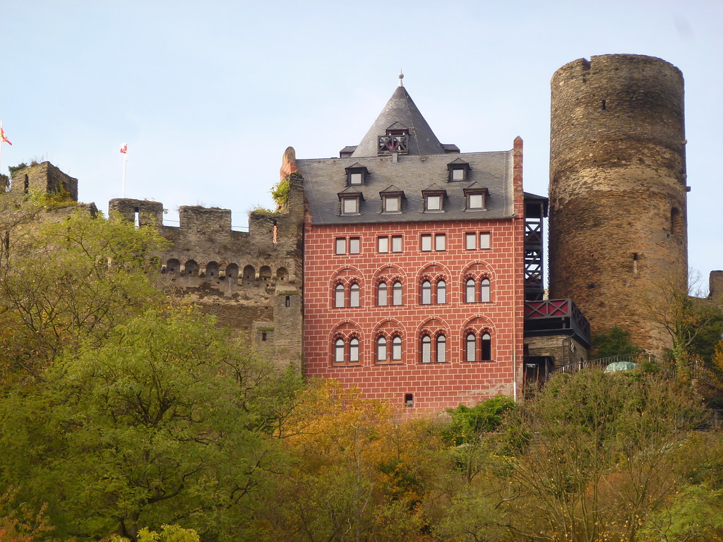 Die Burganlage der Schönburg in Oberwesel mit dem etwa 21 Meter hohen Gefängnisturm rechts im Bild (2016).