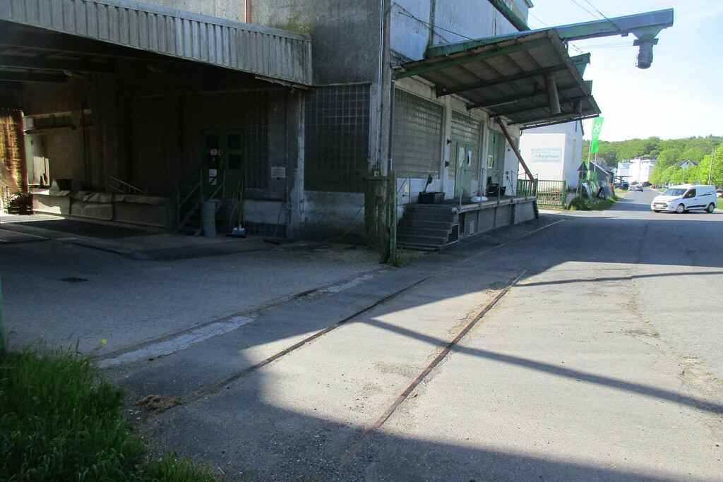 Die noch in Resten erkennbare Abzweigung des Industriestammgleises Kaisersesch zur Raiffeisen-Warenzentrale (RWZ) am Bahnhof in Kaisersesch (2023).
