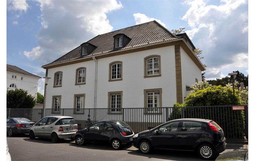 Wohnhaus Kaiser-Friedrich-Straße 12-14 in Bonn (2016). Im Gebäude waren ehemals Büros des benachbarten Bundespräsidialamts untergebracht.