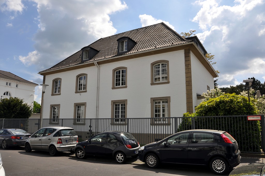 Wohnhaus Kaiser-Friedrich-Straße 12-14 in Bonn (2016). Im Gebäude waren ehemals Büros des benachbarten Bundespräsidialamts untergebracht.