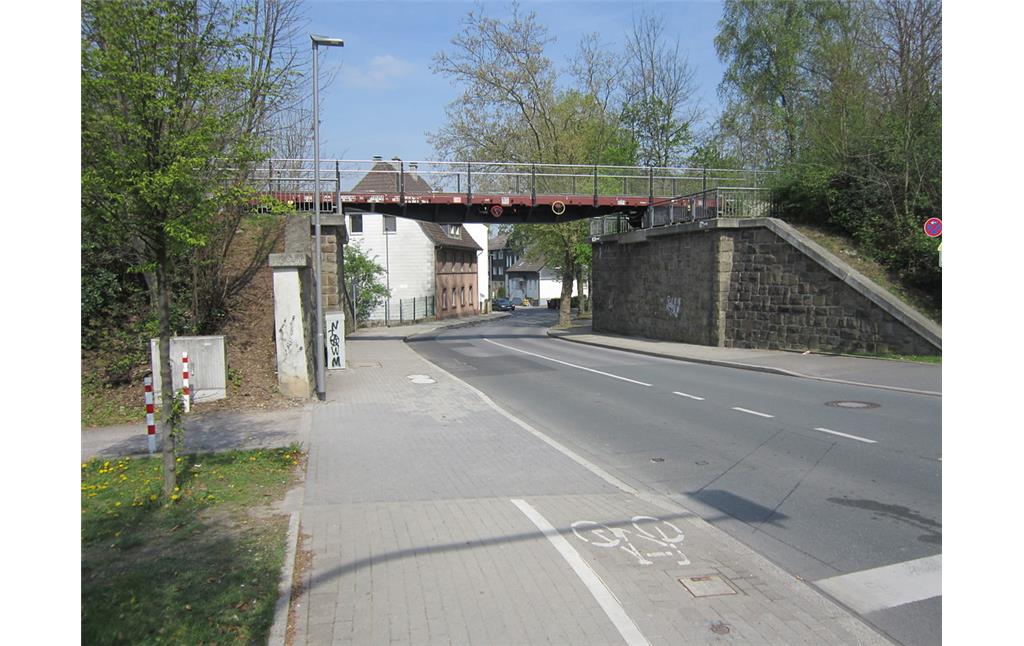 Heiligenhaus, Niederbergbahn, Brücke über die Bahnstraße mit Rungenwagen (2017)