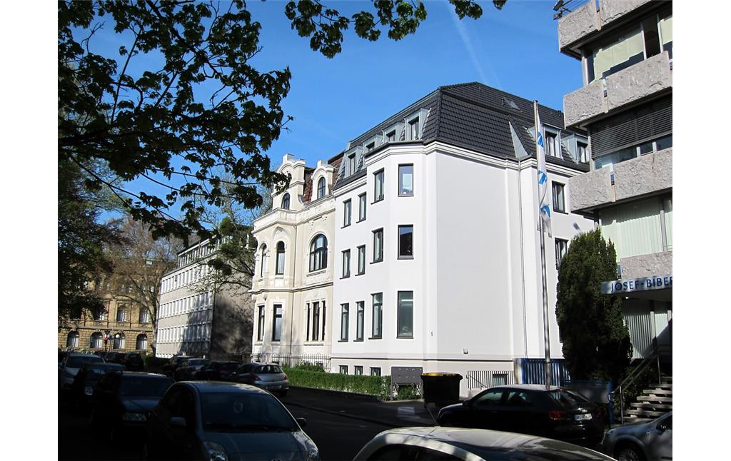 Wohnhäuser Kaiser-Friedrich-Straße 3 und 5 (vorne) im Norden des Bonner Regierungsviertels (2015).