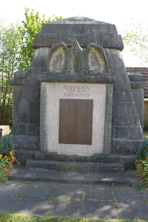 Kriegerehrenmal von 1922 an der Ecke Kirchstraße / Bruchweg in Schermbeck-Gahlen. Auf einer Tafel stehen die Namen der Gefallenen von 1914-1916 (2014).