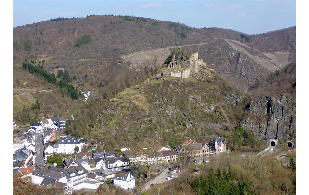 Ansicht der Burgruine Are über dem Ort Altenahr (2015).