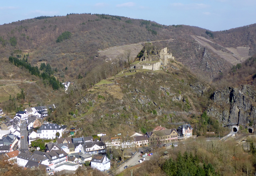Ansicht der Burgruine Are über dem Ort Altenahr (2015).