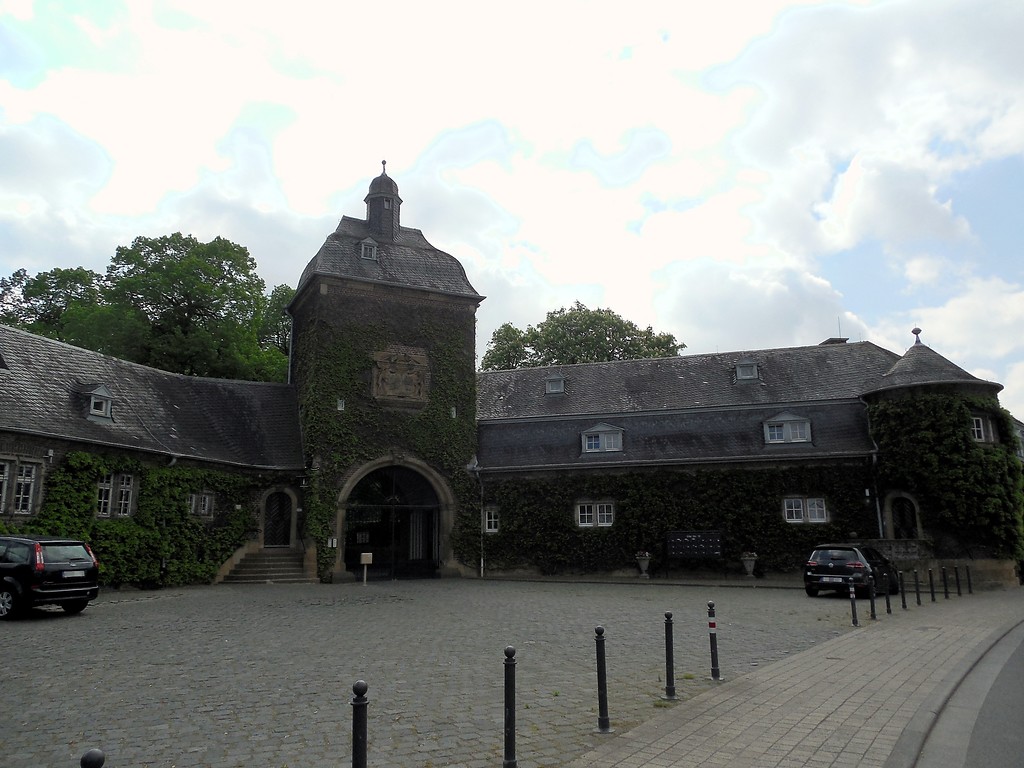 Das oval angelegte Gebäude mit Eingangstor zum Gestüt Schloss Röttgen an der Eiler Straße in Heumar (2015)
