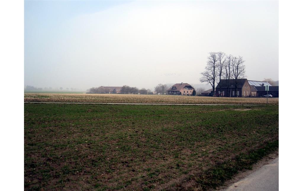 Scholtenhof in Uedem-Uedemerfeld umgeben von Landwirtschaftsflächen (2011)