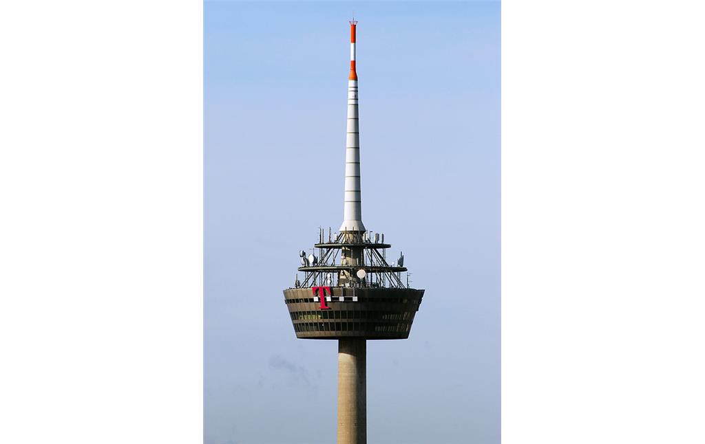 Der obere Bereich des Kölner Fernmeldeturms "Colonius" mit der dreigeschossigen Turmkanzel und den Sendeanlagen (2008).