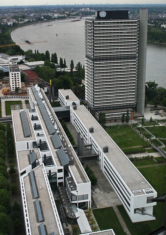 Der Baukomplex Schürmannbau / Deutsche Welle und rechts davon das frühere Abgeordnetenwohnhaus "Langer Eugen", Ansicht vom benachbarten Post Tower (2010). Auf dem Gelände rechts im Bild befand sich zuvor der Sportpark Gronau.