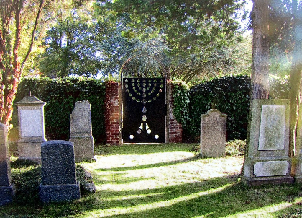 Innenansicht des Jüdischen Friedhofs Lerchenstraße in Mondorf (Foto auf der Informationstafel, 2011).