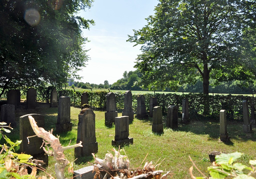 Blick von Außen auf das Gräberfeld des jüdischen Friedhofs in Korschenbroich-Glehn (2017).