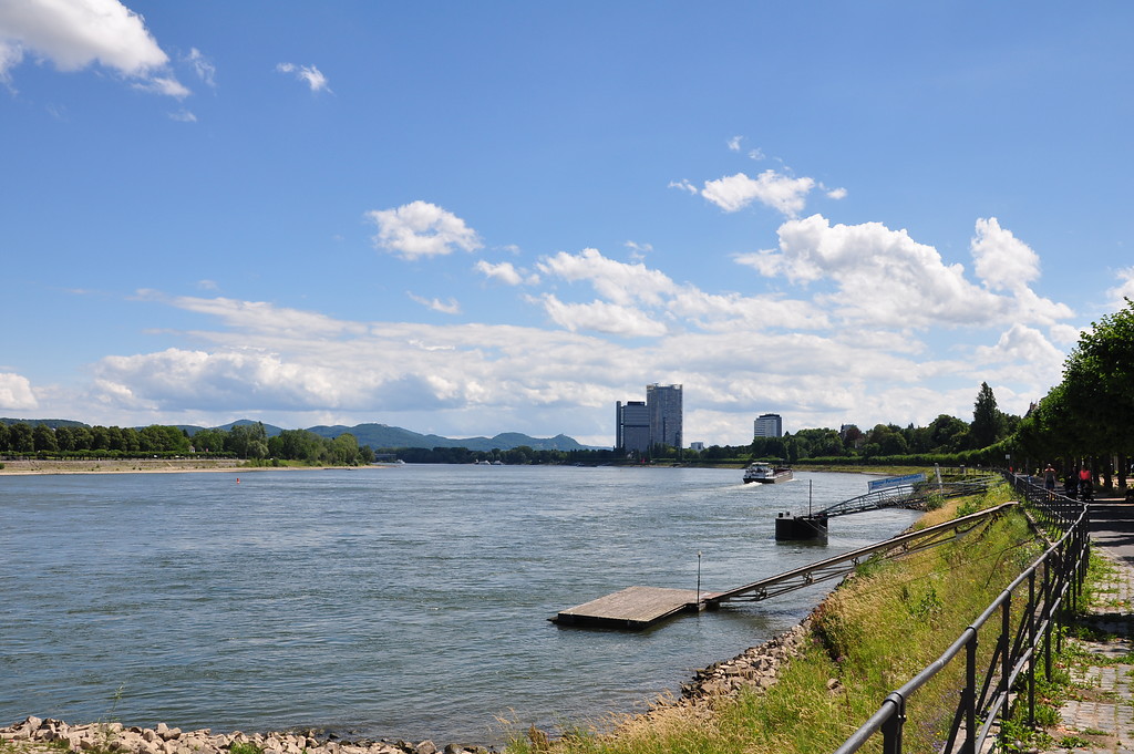 Der Rhein bei Bonn, im Hintergrund das Siebengebirge und Gebäude des Regierungsviertels (2017)