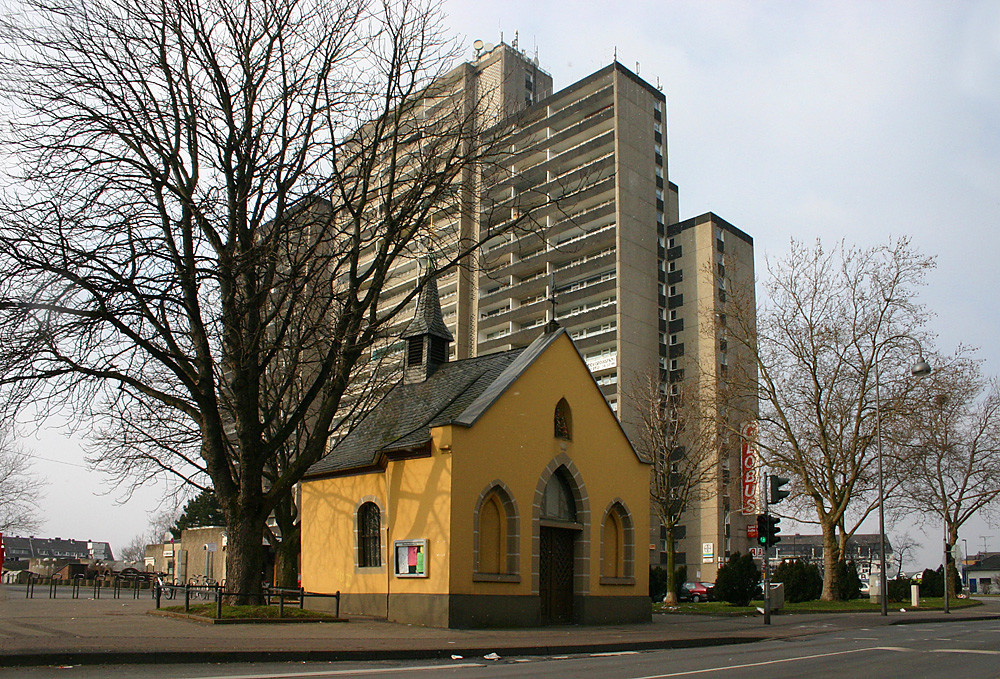 Rochuskapelle vor dem Westcenter in Köln-Bickendorf (2005)