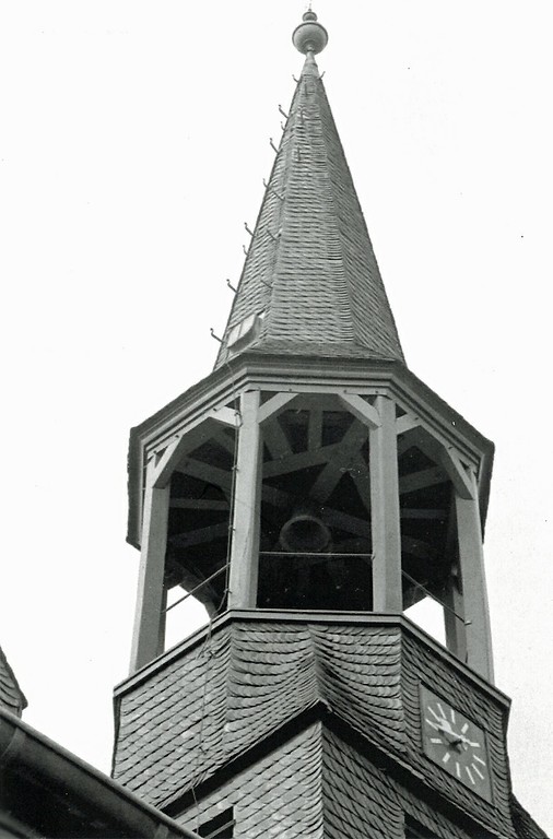 Kirchturm der Pfarrkirche St. Hubertus in Etzweiler in den 1990er Jahren.