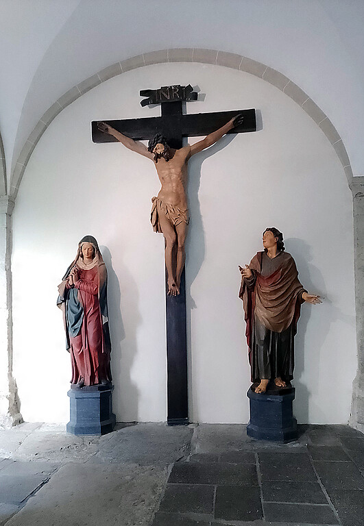 Kreuzigungsszene mit Heiligenfiguren in dem nach seiner Sanierung 2017-2021 wiedereröffneten Kreuzgang des Bonner Münsters (2023).