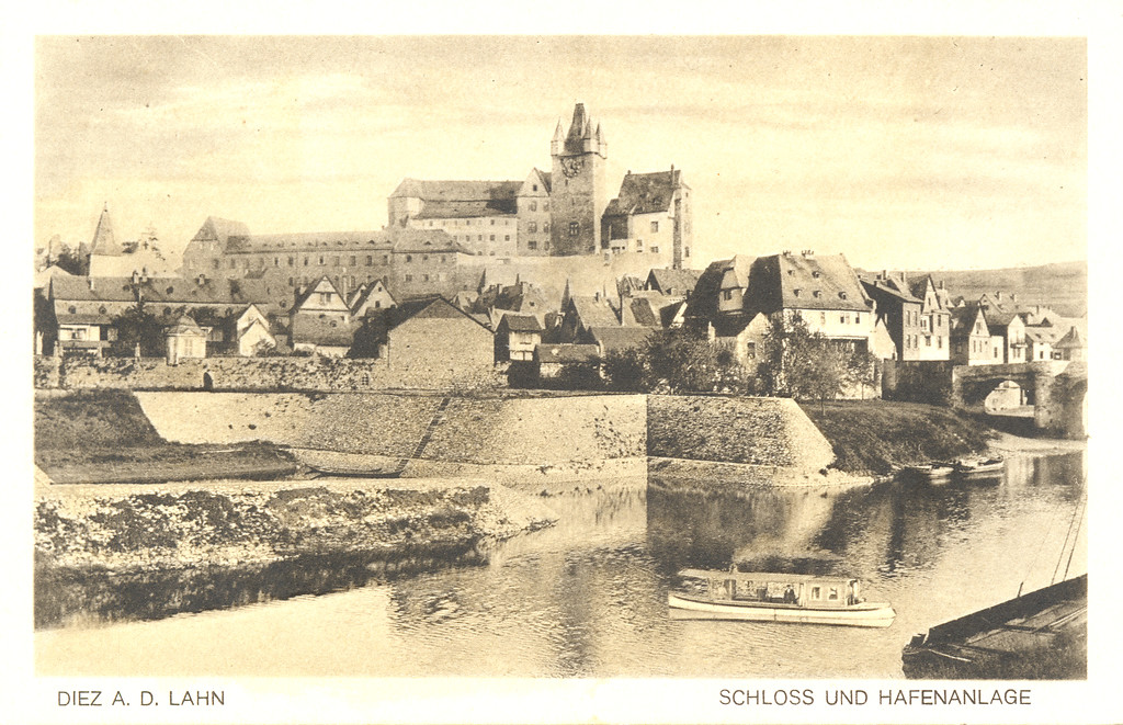 Historische Postkarte mit Blick auf die Altstadt Diez, das Grafenschloss, die Lahn und die Alte Lahnbrücke rechts (gelaufen um 1910)