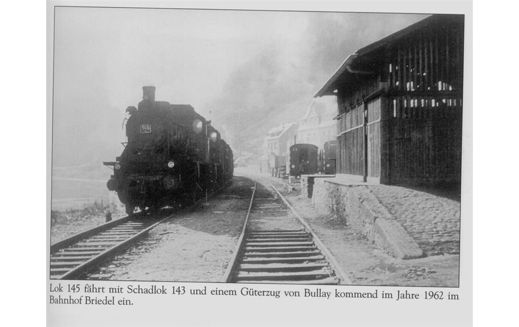 Zug im ehemaligen Bahnhof in Briedel (1962)