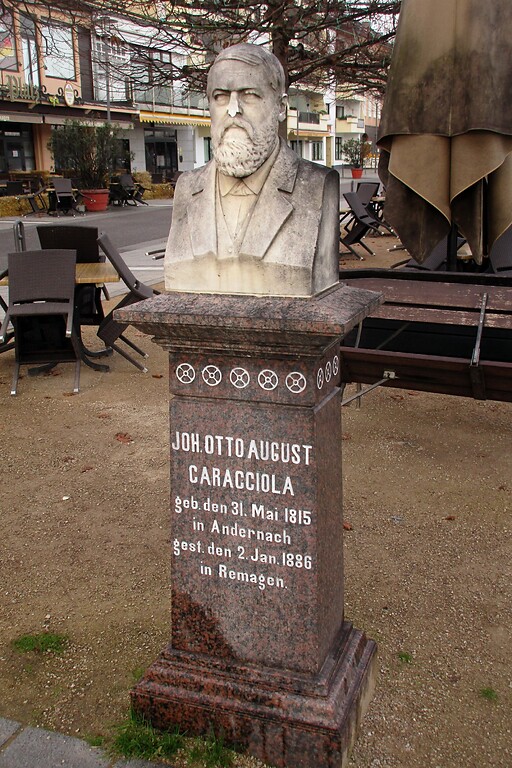 Denkmal für den Hotelier und Weingroßhändler Johann August Otto Caracciola (1815-1886) auf dem ihm und seiner Familie zu Ehren benannten Caracciolaplatz an der Remagener Rheinpromenade (2020).