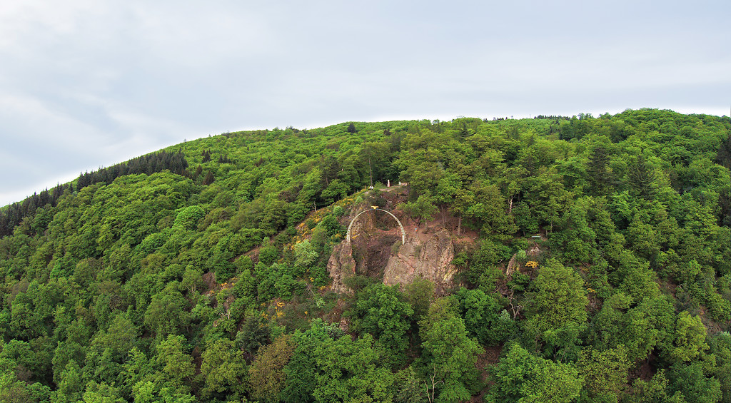 Luftbild des Adlerbogens auf dem Moltkefelsen am Hang des Donnersbergs (2015).